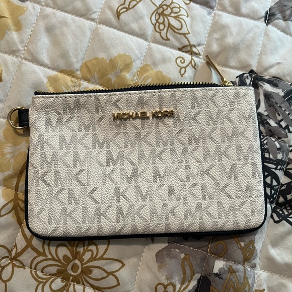 Michael Kors Handbags - Michael Kors Pouch
